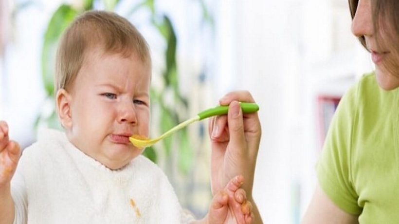 How to help the baby to try new foods?