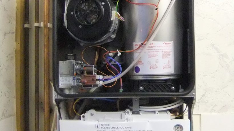 What are the symptoms of a carbon monoxide leak?