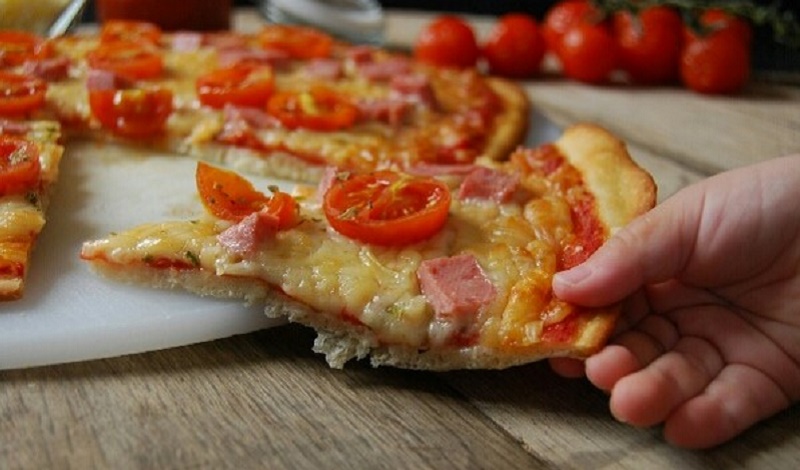 Homemade margherita pizza recipe