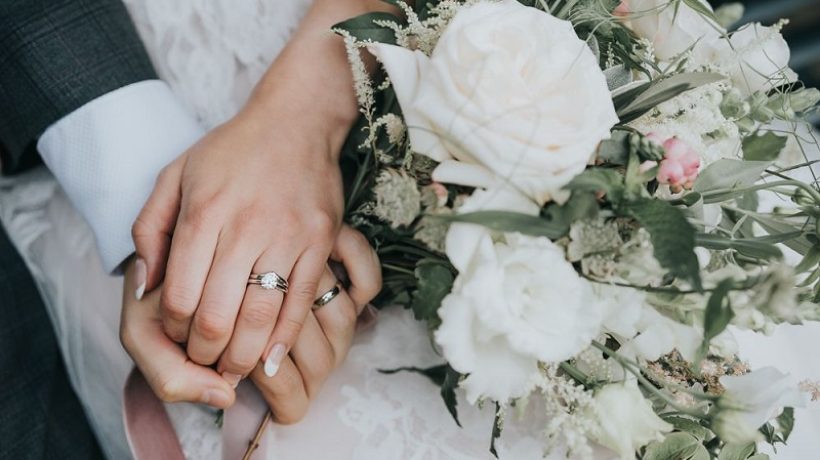 What jewelry should a bride wear?