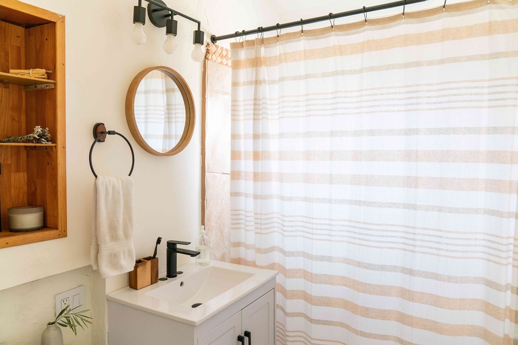5 Stylish Floor to Ceiling Shower Curtain Ideas