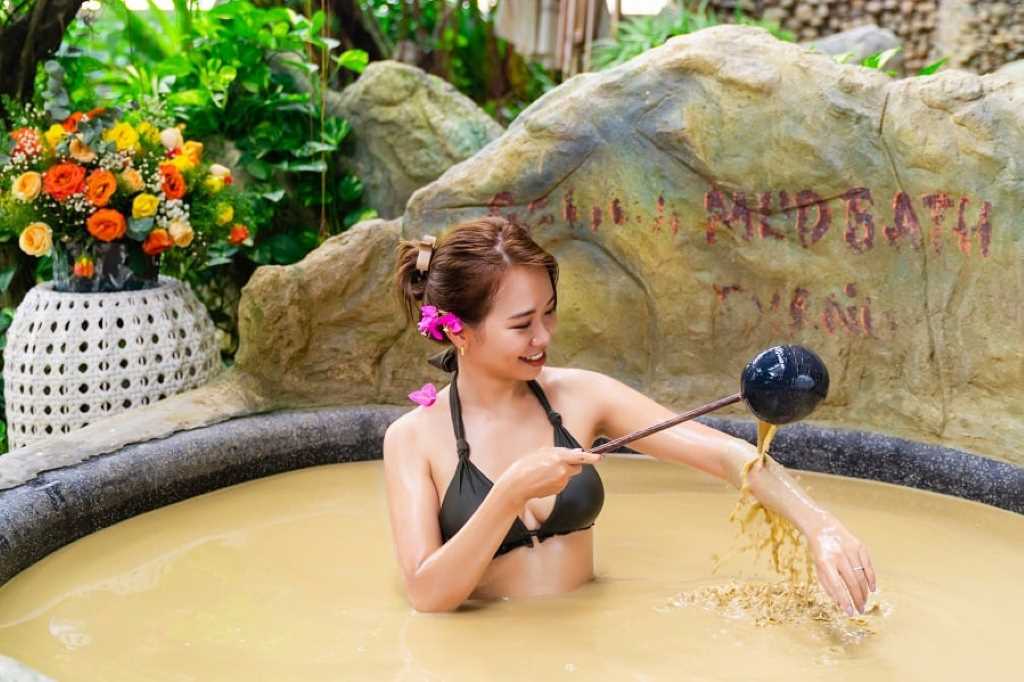 What do you wear when you take a mud bath