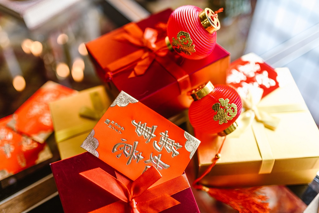 What is the Chinese tradition of gift giving