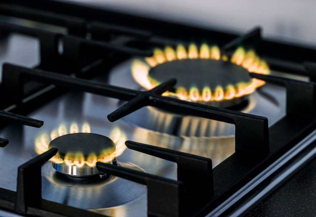 How do you clear a clogged gas burner